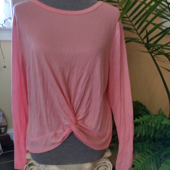 Top with a Twist - Picture 1 of 9